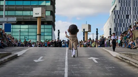 La Comparsa de Gigantes y Cabezudos junto con la Corporación Municipal desfilan por las calles de Pamplona conmotivo del Privilegio de la Unión. PABLO LASAOSA