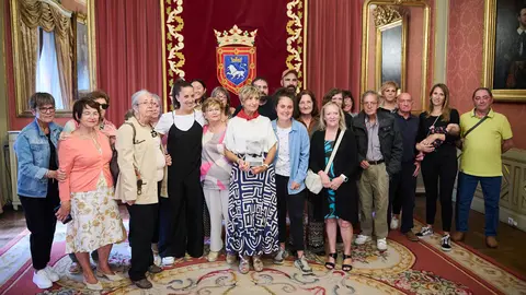 Entrega del noveno Pañuelo de Pamplona a Mariví Esparza Mugueta, la mujer que custodia la imagen de San Fermín y que cada mañana de fiestas la coloca en la hornacina de la cuesta de Santo Domingo antes de los encierros. PABLO LASAOSA