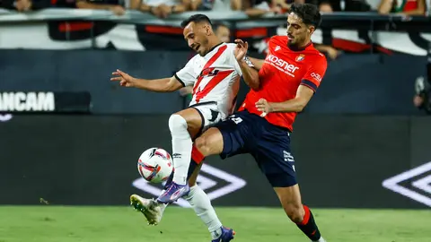 Catena pelea por un balón con Álvaro en el partido contra el Rayo Vallecano. EFE