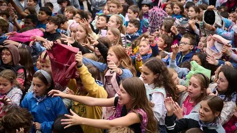 Arrancan las fiestas de San Fermín de Aldapa con el lanzamiento del chupinazo. PABLO LASAOSA