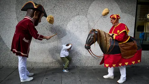 La Comparsa de Gigantes y Cabezudos de Pamplona ameniza las calles de la ciudad durante las fiestas de San Fermín Chiquito. PABLO LASAOSA