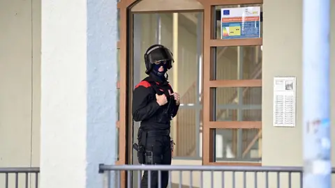 El Grupo de Intervenciones Especiales de la Policía Foral, junto con la Policía Municipal de Noáin, han acordonado este domingo la zona alrededor de una vivienda en la calle Arcos de la localidad donde se ha atrincherado un hombre con un arma. PABLO LASAOSA