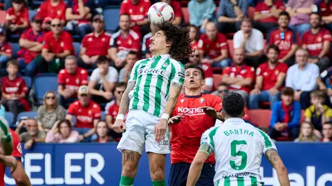 Héctor Bellerín (2. Real Betis) y Ante Budimir (17. CA Osasuna) durante el partido de La Liga EA Sports entre CA Osasuna y Real Betis disputado en el estadio de El Sadar en Pamplona. IÑIGO ALZUGARAY