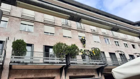 Efectivos de bomberos acuden a un domicilio en la plaza Yamaguchi de Pamplona de que salía humo. Todo quedó en un susto. ELENA BORREGO