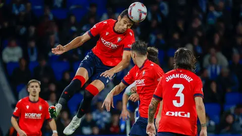 El centrocampista de Osasuna, Lucas Torró, cabecea el balón durante el encuentro correspondiente a la jornada 11 de Laliga EA Sports que disputan hoy domingo Real Sociedad y Osasuna en el Reale Arena de San Sebastian. EFE / Juan Herrero.