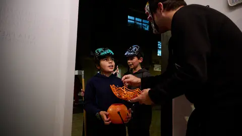 Los vecinos y vecinas de Sarriguren celebran Halloween por las calles y bares de la localidad. PABLO LASAOSA
