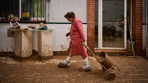 María, vecina de Massanasa. "Varios voluntarios han acudido a ayudar a mi casa. Tengo todo hecho un desastre". PABLO LASAOSA
