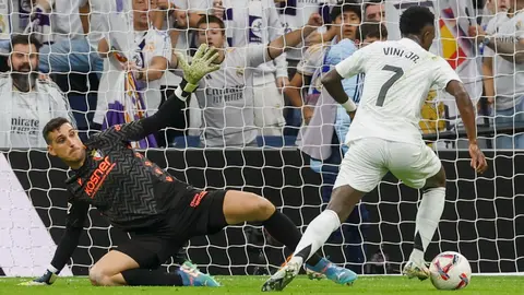 Vinicius bate a Sergio Herrera en el partido de Osasuna contra el Real Madrid en el Bernabéu. EFE