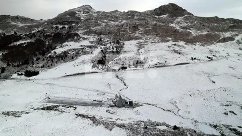 Aspecto que presenta a primeras horas de este miércoles los alrededores del refugio Ángel Olorón en el puerto de Belagoa tras la nevada de esta madrugada que con el brusco descenso de temperaturas ha helado la nieve en la carretera de acceso.EFE/ Jesús Diges
