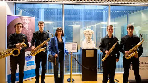 Colocación del busto de Pablo Sarasate en el Conservatorio Profesional de Música Pablo Sarasate de Pamplona. PABLO LASAOSA