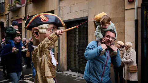 La Comparsa de Gigantes y Cabezudos anima las calles de Pamplona por San Saturnino 2024. PABLO LASAOSA