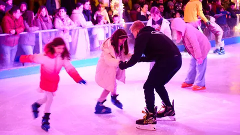 Apertura de la pista de hielo navideña en el Paseo de Sarasate de Pamplona. IÑIGO ALZUGARAY
