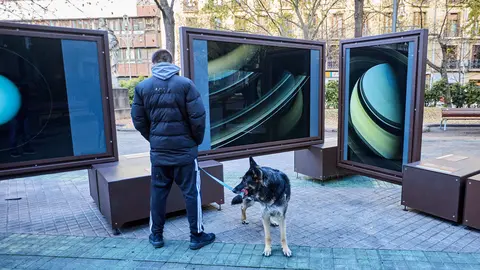 El director de Banca Instituciones Navarra Territorial Ebro de Caixabank, Francisco Senosiain, y la responsable de la Fundación La Caixa en Navarra, Izaskun Azcona, presentan la muestra 'Otros mundos. Viaje por el sistema solar de la mano de Michael Benson'. IÑIGO ALZUGARAY