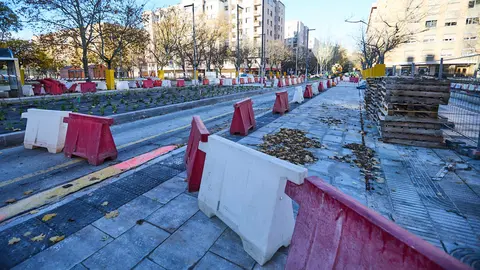 Obras en la calzada de la calle Iturrama a la altura de la plaza Félix Huarte, en Pamplona. IÑIGO ALZUGARAY