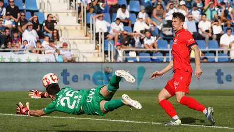 El delantero del Osasuna Budimir dispara a portería ante el portero del CD Tenerife Edgar Badía durante el partido de dieciseisavos de final de la Copa del Rey de fútbol que se disputó este sábado en el estadio Heliodoro Rodríguez López de Santa Cruz de Tenerife. EFE/Ramón de la Rocha