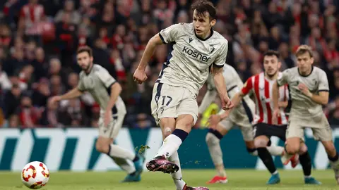 El delantero croata de Osasuna Ante Budimir consigue de penalti el segundo gol de su equipo durante el partido de octavos de final de la Copa del Rey de fútbol entre Athletic y Osasuna que se disputa este jueves en San Mamés. EFE/ Miguel Tona