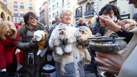 Bendición de mascotas en la iglesia de San Nicolás de Pamplona, con motivo del día de San Antón, patrón de los animales. IÑIGO ALZUGARAY