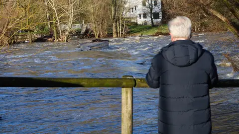 El río Arga a su paso por Pamplona en la zona de las pasarelas del club Natación y el puente de la Magdalena. IÑIGO ALZUGARAY
