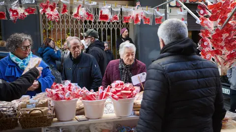 Puestos de pastas y dulces, alrededor de la  iglesia de San Nicolás de Pamplona, con motivo de la festividad de San Blas. IÑIGO ALZUGARAY