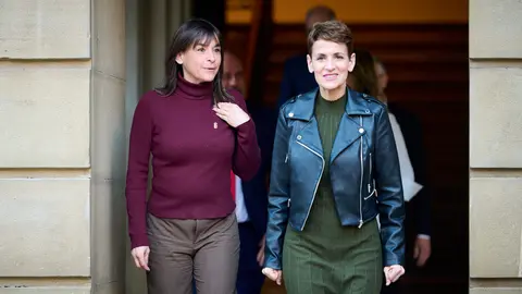 Fotografía de grupo del Gobierno de Navarra y de su sesión semanal. PABLO LASAOSA