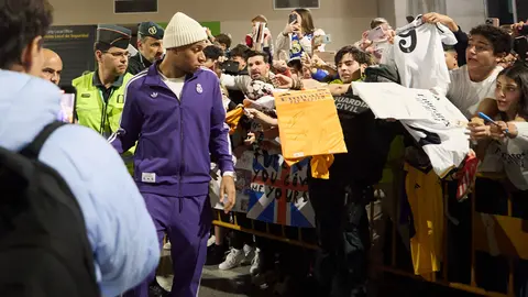 Llegada de la plantilla del Real Madrid al aeropuerto de Noain para jugar mañana contra Osasuna en el estadio de El Sadar. IÑIGO ALZUGARAY