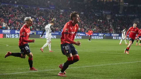 Los jugadores de Osasuna celebran el gol de Aimar Oroz (1-1) durante el partido de La Liga EA Sports entre CA Osasuna y Valencia CF disputado en el estadio de El Sadar en Pamplona. IÑIGO ALZUGARAY