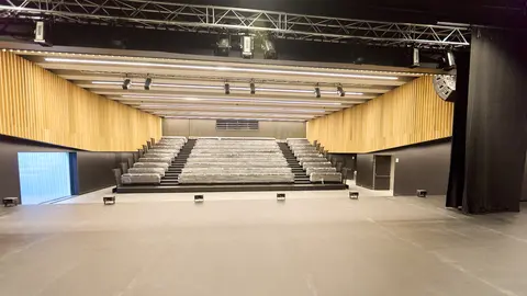 La Gerencia y la Comisión de Urbanismo del Ayuntamiento visitan el edificio del nuevo Civivox del Ensanche en la plaza de Salesianos de Pamplona, cuyas obras están ya finalizadas. IÑIGO ALZUGARAY