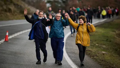 Cientos de personas caminan desde diferentes puntos de Navarra hasta Javier dentro de la primera Javierada de 2025 bajo el lema 'Peregrinos de la Esperanza'. PABLO LASAOSA