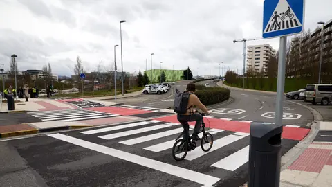 El consejero de Cohesión Territorial, Óscar Chivite, y la delegada del Gobierno en Navarra, Alicia Echeverría, visitan el fin de obras del carril bici que conecta Burlada, Huarte y Sarriguren. IÑIGO ALZUGARAY