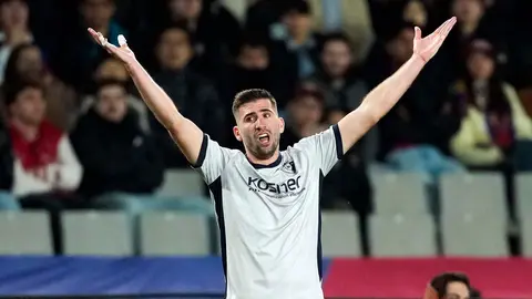 El defensa del Osasuna Jesús Areso durante el partido de LaLiga entre FC Barcelona y CA Osasuna en el Estadio Olímpico de Montjuic, este jueves en Barcelona. EFE/ Alejandro García