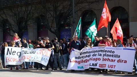 Concentración frente al Palacio de Navarra con motivo de la huelga de la Administración foral convocada por los sindicatos LAB, Afapna, CCOO, ELA y UGT. IÑIGO ALZUGARAY