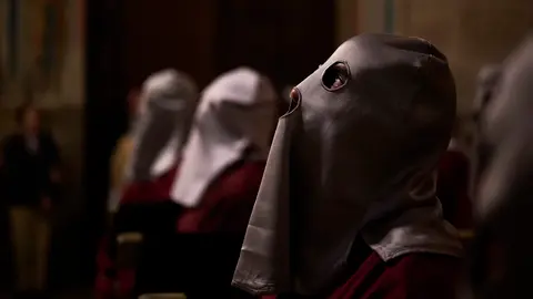 Las Hermanas de la Soledad realizan el viacrucis en Viernes Santo durante la Semana Santa 2025. PABLO LASAOSA