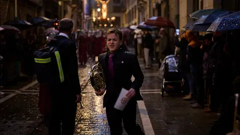 Víacrucis con Cristo Alzado en la catedral de Pamplona tras la suspensión de la procesión de Viernes Santo por la lluvia durante Semana Santa 2025. PABLO LASAOSA