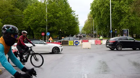 Obras de asfaltado en la avenida de Pío XII de Pamplona. IÑIGO ALZUGARAY