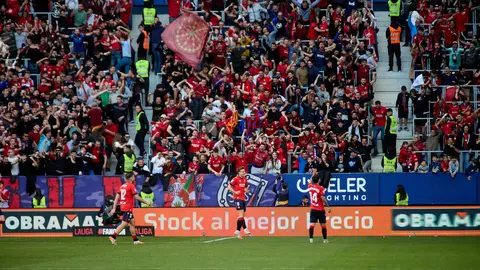 Los jugadores de Osasuna celebran el gol de Rubén García (1-0) durante el partido de La Liga EA Sports entre CA Osasuna y Sevilla FC disputado en el estadio de El Sadar en Pamplona. IÑIGO ALZUGARAY