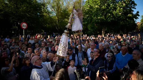 Llegada del Ángel de Aralar al portal de la Taconera, donde ha sido recibido por el Ángel de la Casa de Misericordia y desde donde han acudido hasta la iglesia de San Nicolás. PABLO LASAOSA