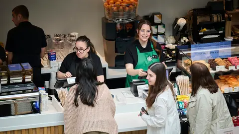 Starbucks inaugura su nueva cafetería en el Centro Comercial la Morea. PABLO LASAOSA
