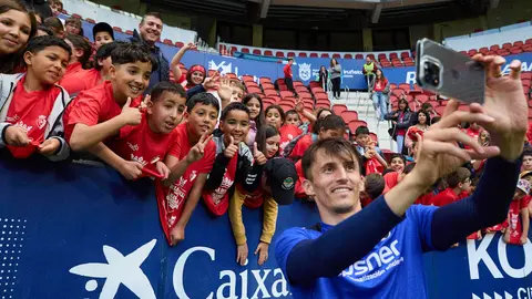 Entrenamiento de Osasuna en El Sadar con más de 5.500 niños de Navarra dentro de la actividad Aula Rojilla. IÑIGO ALZUGARAY