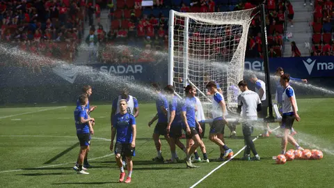 Entrenamiento de Osasuna en El Sadar ante más de 5.500 niños de Navarra como público dentro de la actividad Aula Rojilla. IÑIGO ALZUGARAY