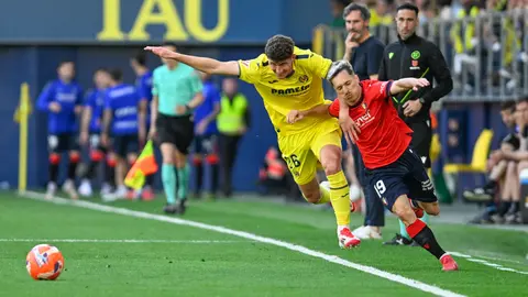 El defensa del Villarreal Pau Navarro (i) pelea una posesión ante del centrocampista del Osasuna Bryan (d) este sábado durante el partido de la jornada 34 de LaLiga EA Sports, entre el Villarreal CF y el CA Osasuna, celebrado en el Estadi de la Ceràmica en Villarreal. EFE/ Andreu Esteban