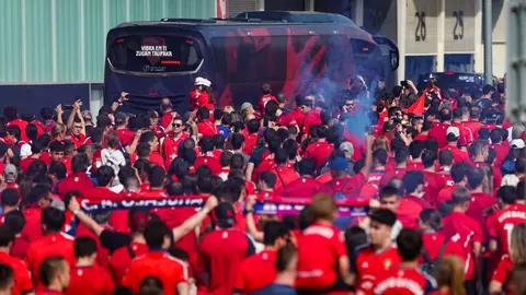 Cientos de aficionados reciben por todo lo alto a Osasuna en El Sadar. AFP7/EUROPA PRESS