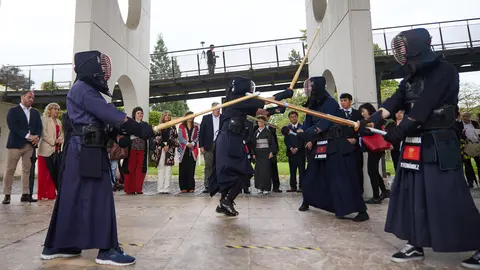 Los alcaldes de Pamplona y Yamaguchi, Joseba Asiron Saez y Kazuki Ito, respectivamente, participan en un acto simbólico de plantación de arbolado en el parque de Yamaguchi de Pamplona. IÑIGO ALZUGARAY