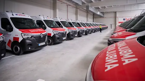 La presidenta de Navarra, María Chivite, el consejero de Salud, Fernando Domínguez, y el director gerente de Bidean, Alberto Lafuente participan en la presentación de la sociedad pública de Transporte Sanitario de Navarra (ambulancias), Bidean, que comenzará su actividad este sábado. PABLO LASAOSA