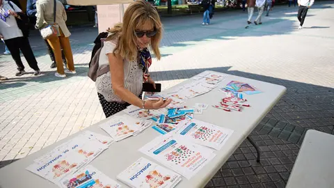 Carpa informativa en el paseo de Sarasate de Pamplona con motivo del Día Nacional del Donante de Órganos y Tejidos. IÑIGO ALZUGARAY