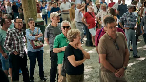 Renovación de abonos para la Feria del Toro de San Fermín 2025 en la plaza de toros de Pamplona. PABLO LASAOSA