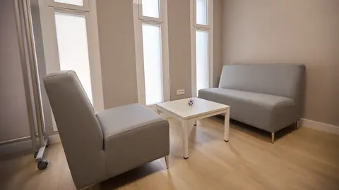 El consejero de Salud, Fernando Domínguez, junto al gerente del Servicio Navarro de Salud-Osasunbidea, Alfredo Martínez, y la gerente del Hospital Universitario de Navarra, Estrella Petrina, visitan el nuevo módulo de hospitalización psiquiátrica infantojuvenil 'María Zandio'. IÑIGO ALZUGARAY