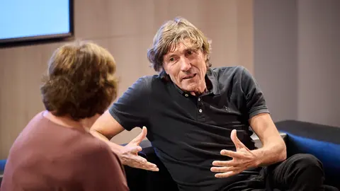 El exfutbolista Julio Salinas y la periodista Olga Viza ofrecen la charla 'Caerse, levantarse... y reírse después', organizada por CaixaBank. PABLO LASAOSA