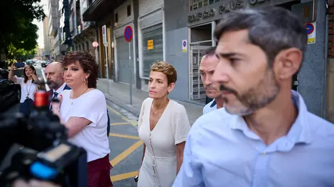 La presidenta Chivite sale de la sede del PSN dirección al pleno del Parlamento. PABLO LASAOSA