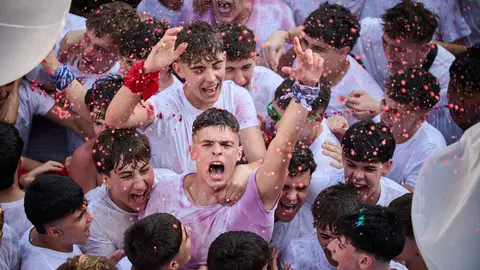 Cientos de personas celebran el Chupinazo de fiestas de Barañáin 2025. PABLO LASAOSA