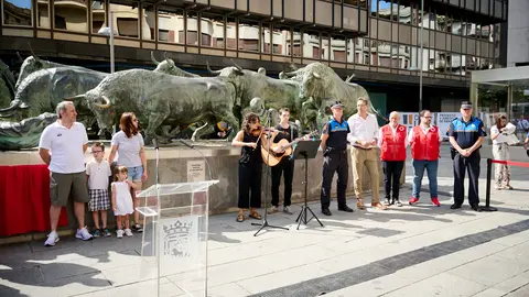 Inauguración de inscripciones dedicadas a las dieciséis personas fallecidas en el Encierro desde comienzos del siglo XX en el Monumento al Encierro de Pamplona. PABLO LASAOSA